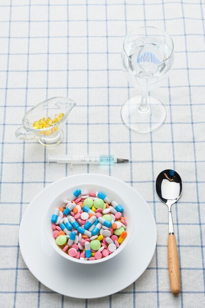 Un piatto di pillole e farmaci sul tavolo