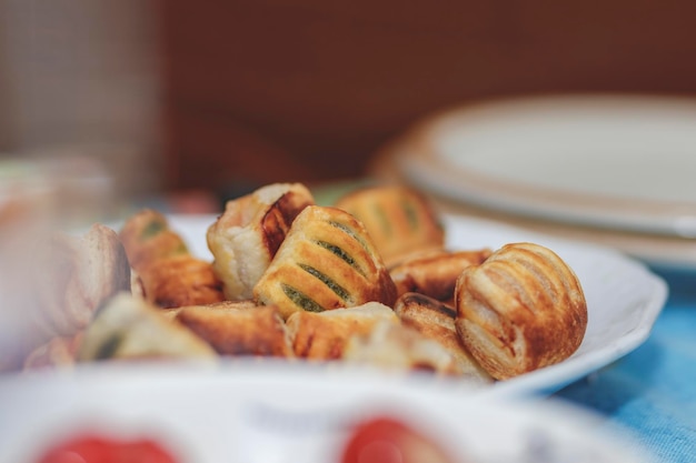 Un piatto di salatini misti per un aperitivo su un tavolo disposto