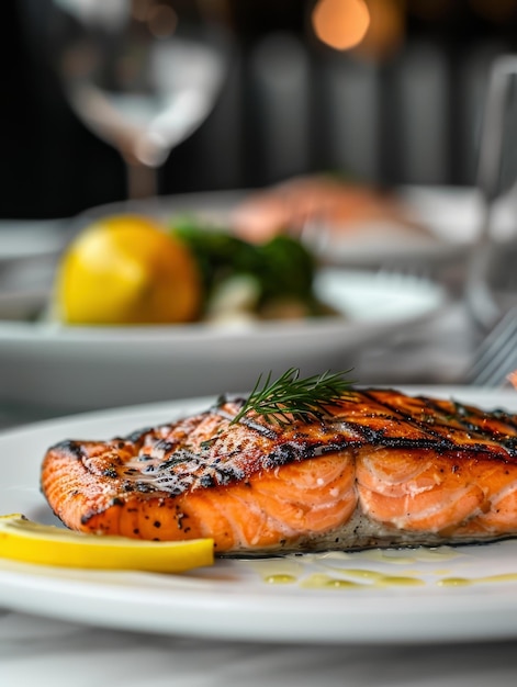 un piatto di salmone con una fetta di limone