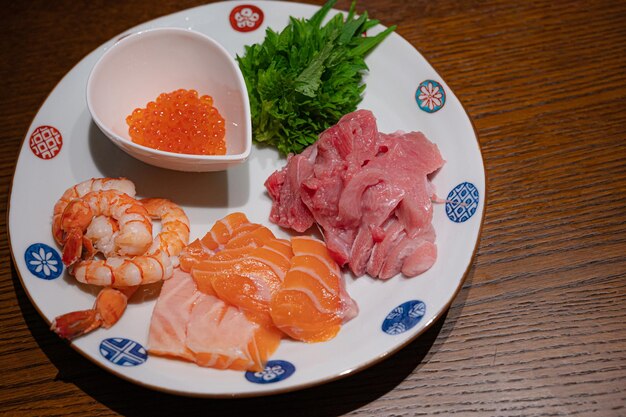 Un piatto di salmone e salmone con una ciotola di prezzemolo a forma di cuore.