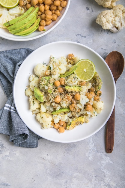 Un piatto di sano pranzo vegano