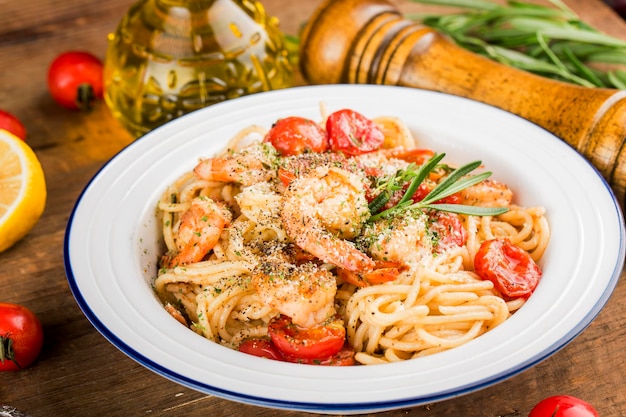 Un piatto di spaghetti di gamberi di mare italiani