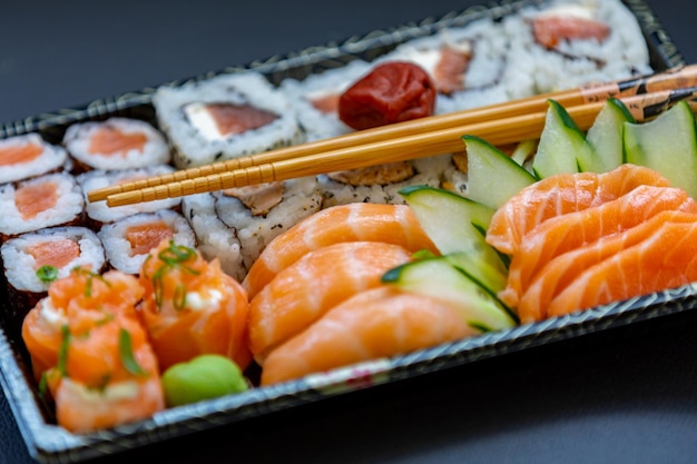 Un piatto di sushi con una varietà di diversi tipi di sushi