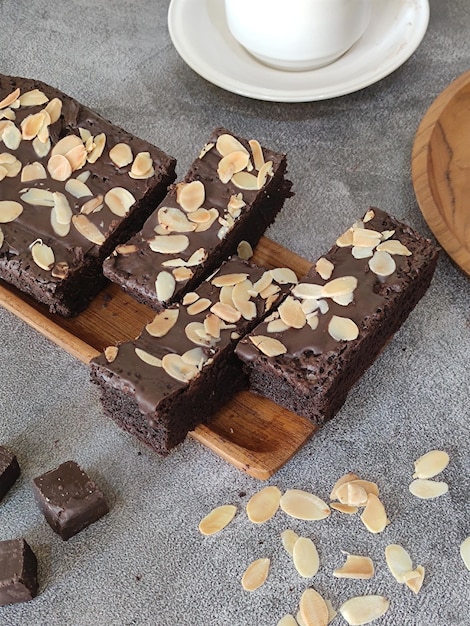 Un piatto di torta al cioccolato con sopra delle mandorle