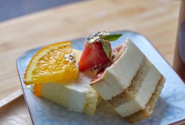 Un piatto di torta con sopra una fragola