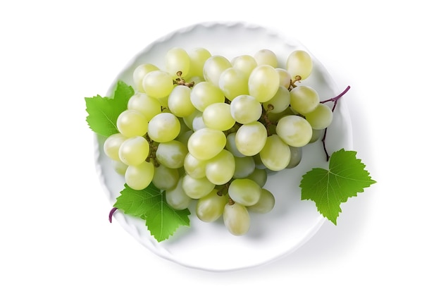 Un piatto di uva isolato su sfondo bianco