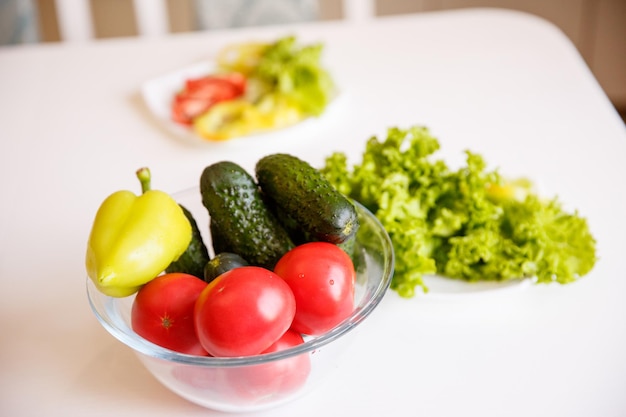 Un piatto di verdure è sul tavolo in cucina