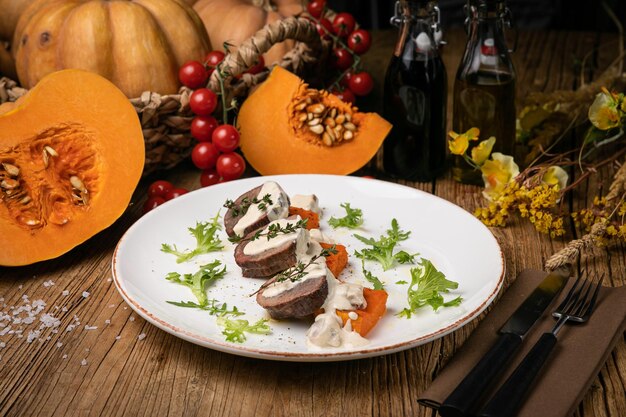 un piatto di zucca preparato da uno chef in un ristorante