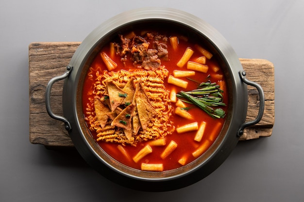 un piatto di zuppa piccante su una pentola