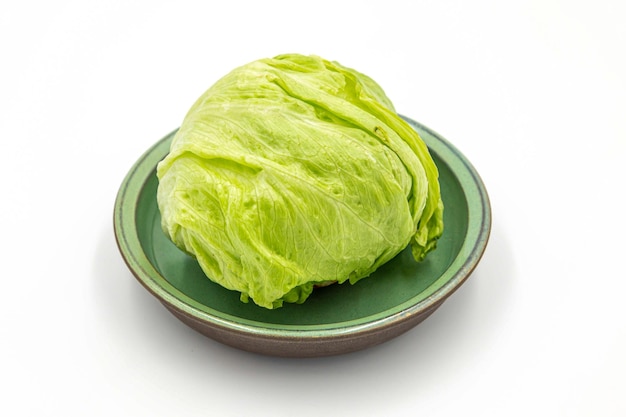 Un piatto verde con sopra una lattuga verde