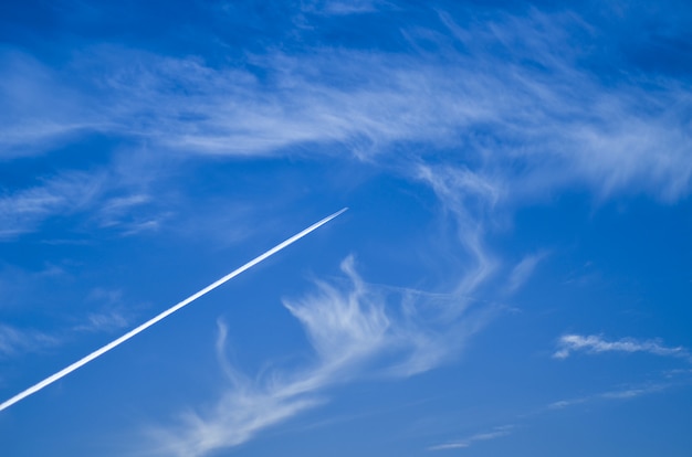 un piccolo aereo monomotore nel cielo