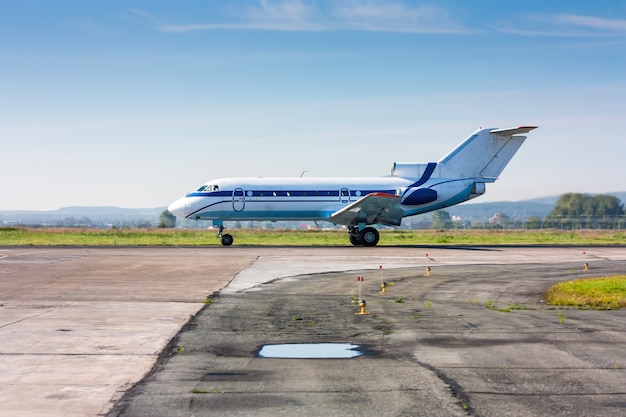 Un piccolo aereo passeggeri diretto sulla pista