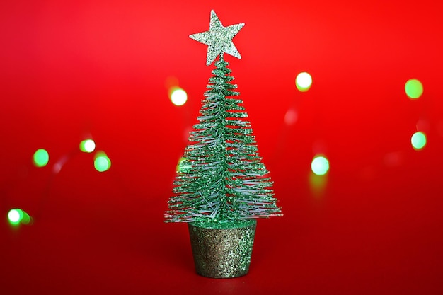 Un piccolo albero di Natale con un concetto di natale della decorazione del nuovo anno della stella