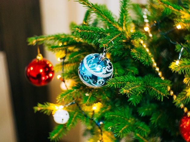 Un piccolo albero di natale in un vaso decorato con ghirlande di palline