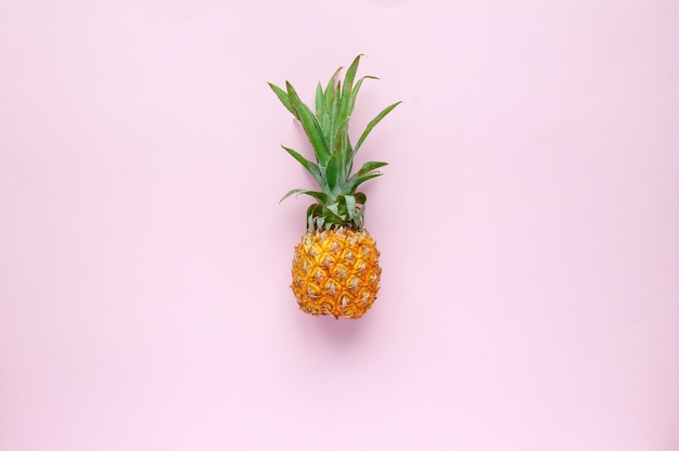 Un piccolo ananas maturo