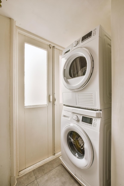 Un piccolo angolo lavanderia con lavatrici e asciugatrici in un accogliente appartamento residenziale