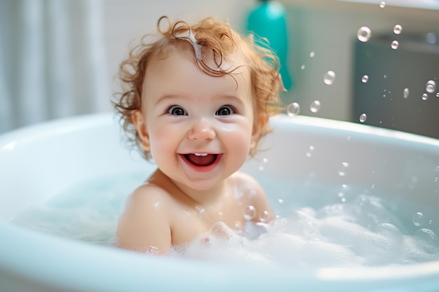 Un piccolo bambino sorridente sta facendo il bagno in una vasca da bagno Cura del bambino Bambino felice generato dall'intelligenza artificiale