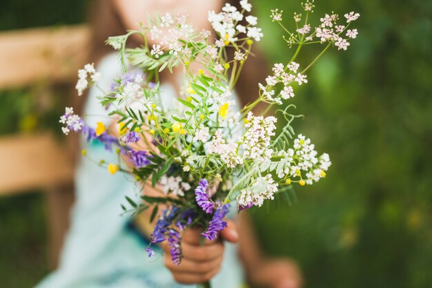 Un piccolo bouquet di fiori selvatici e da giardino, decorazioni per la casa, decorazione d'interni, la bellezza della natura, un bouquet per mamma, figlia, estate, fioritura, nettare, giardinaggio, ragazza, donna