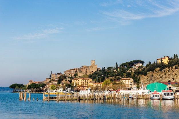 Un piccolo e bellissimo borgo medievale, con il suo piccolo porto, sulla riva del Lago Trasimeno in Umbria (Italia)