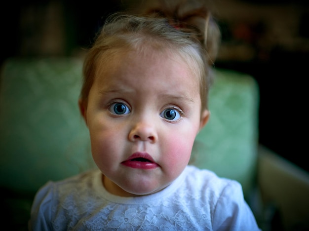 È un piccolo e prezioso Ritratto di un'adorabile bambina a casa