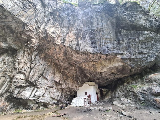 Un piccolo edificio bianco è nella grotta