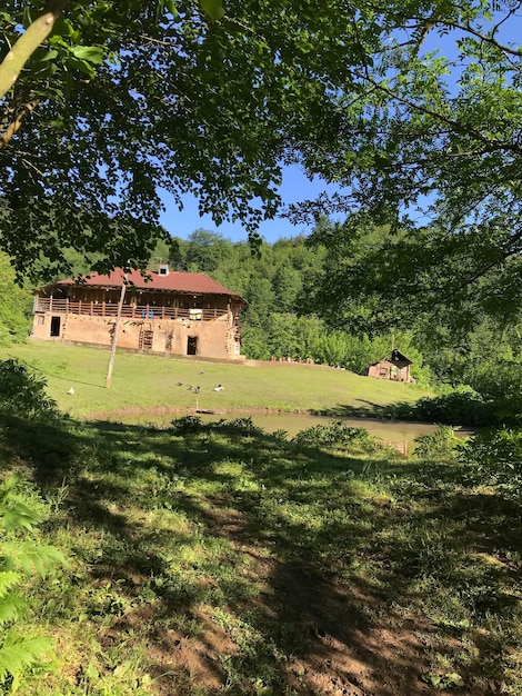 un piccolo edificio marrone è sul lato di una collina