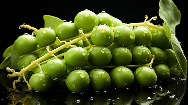 Un piccolo gruppo di piselli su sfondo verde