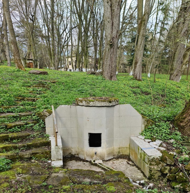 Un piccolo ingresso di un edificio con una porticina al centro.