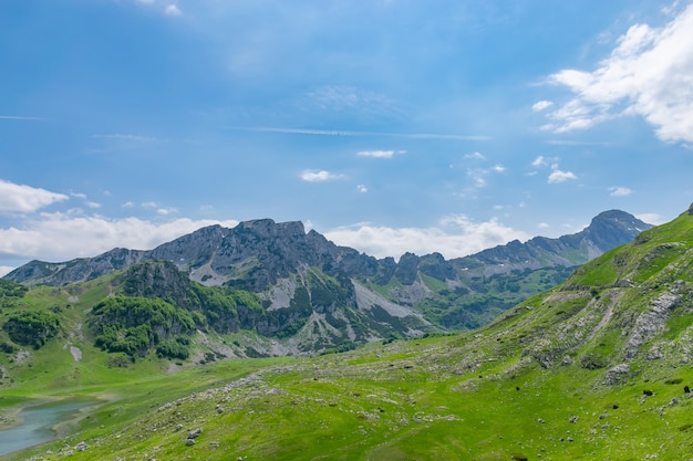 Un piccolo lago di montagna tra le alte montagne pittoresche. Montenegro, Zabljak.