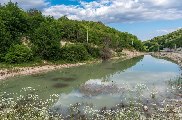 Un piccolo lago in montagna