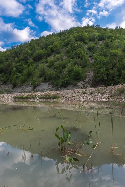 Un piccolo lago in montagna