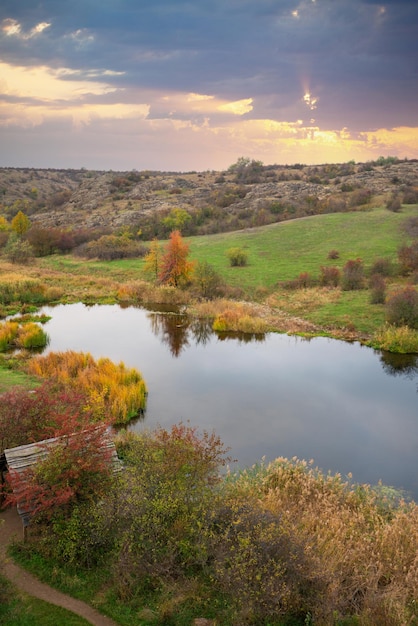 Un piccolo mucchio di pietre in un campo verde-giallo sullo sfondo del cielo nella bellissima Ucraina