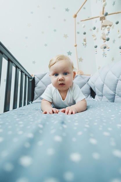 Un piccolo neonato giace in una culla per bambini un posto per i bambini a dormire