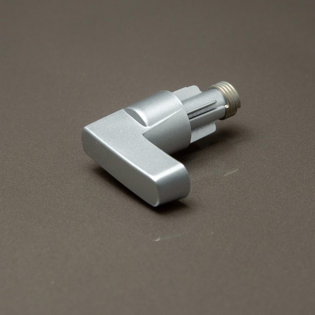 Un piccolo oggetto di metallo con un'estremità in metallo con una vite.