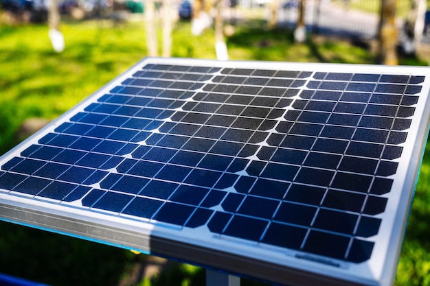 Un piccolo pannello solare installato nel cortile della casa