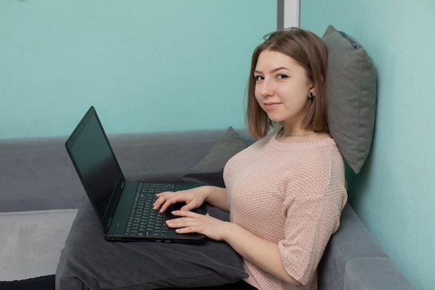 Un piccolo sorriso durante le molte ore di studio a casa