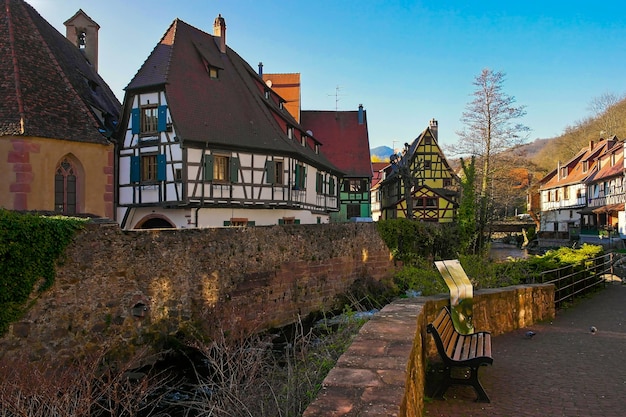 Un piccolo villaggio dell'Alsazia in Francia, con edifici storici