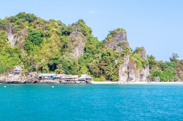 Un piccolo villaggio di pescatori sull&#39;Isola degli Ebrei di Langka Si trova nel Golfo di Thai, provincia di Chumphon, in Tailandia