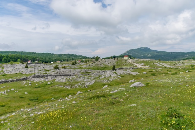 Un piccolo villaggio è situato tra molte colline e montagne.