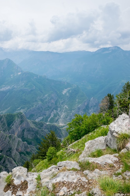 Un piccolo villaggio si trova in fondo a un profondo canyon