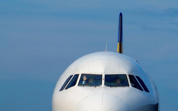 Un pilota saluta da un aereo passeggeri sull'isola di Skopelos in Grecia