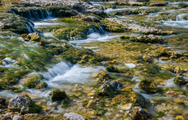 Un pittoresco fiume in tempesta scorre attraverso la città di Mostar.