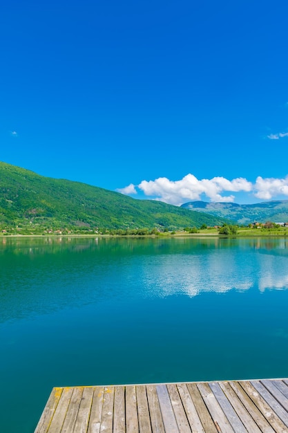 Un pittoresco lago di montagna si trova in una valle tra le montagne