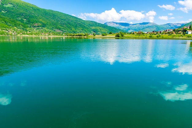 Un pittoresco lago di montagna si trova in una valle tra le montagne