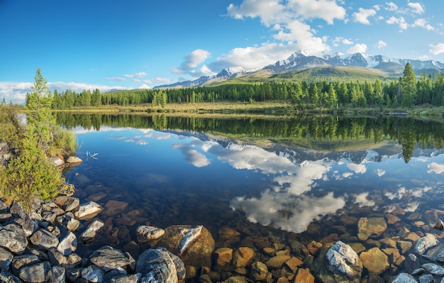 Un pittoresco lago nei monti Altai in una mattina d'estate