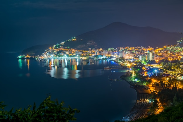 Un pittoresco panorama della città notturna dalla cima della montagna