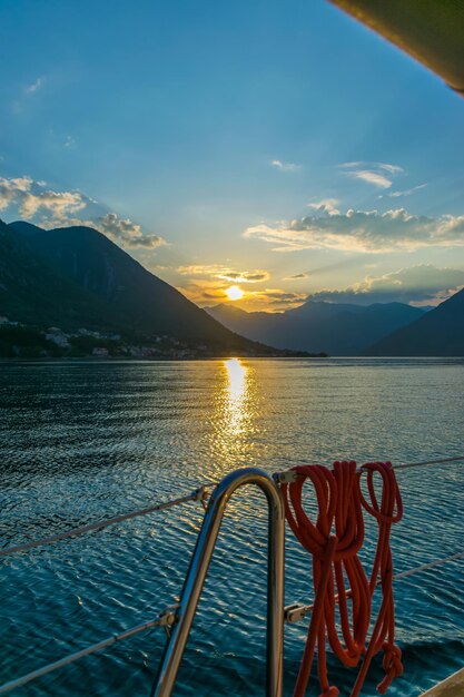 Un pittoresco tramonto a bordo di uno yacht di lusso nel mare Adriatico.