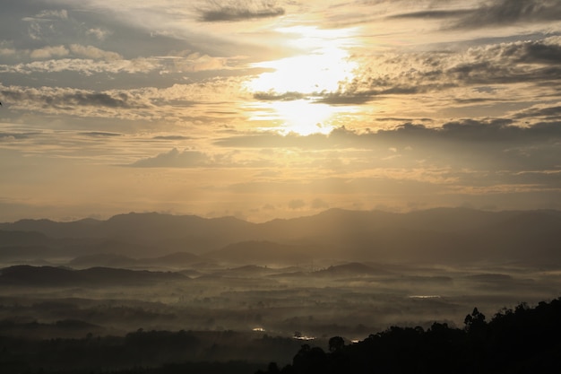 un po &#39;di nebbia sulla montagna