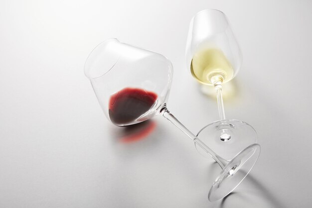 Un po' di vino bianco rosso viene versato in bicchieri