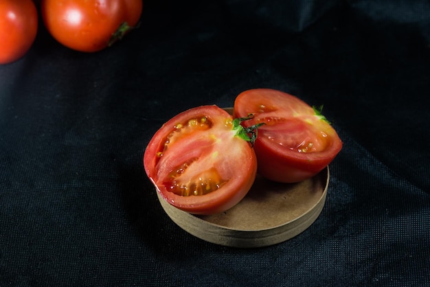 un pomodoro fresco affettato